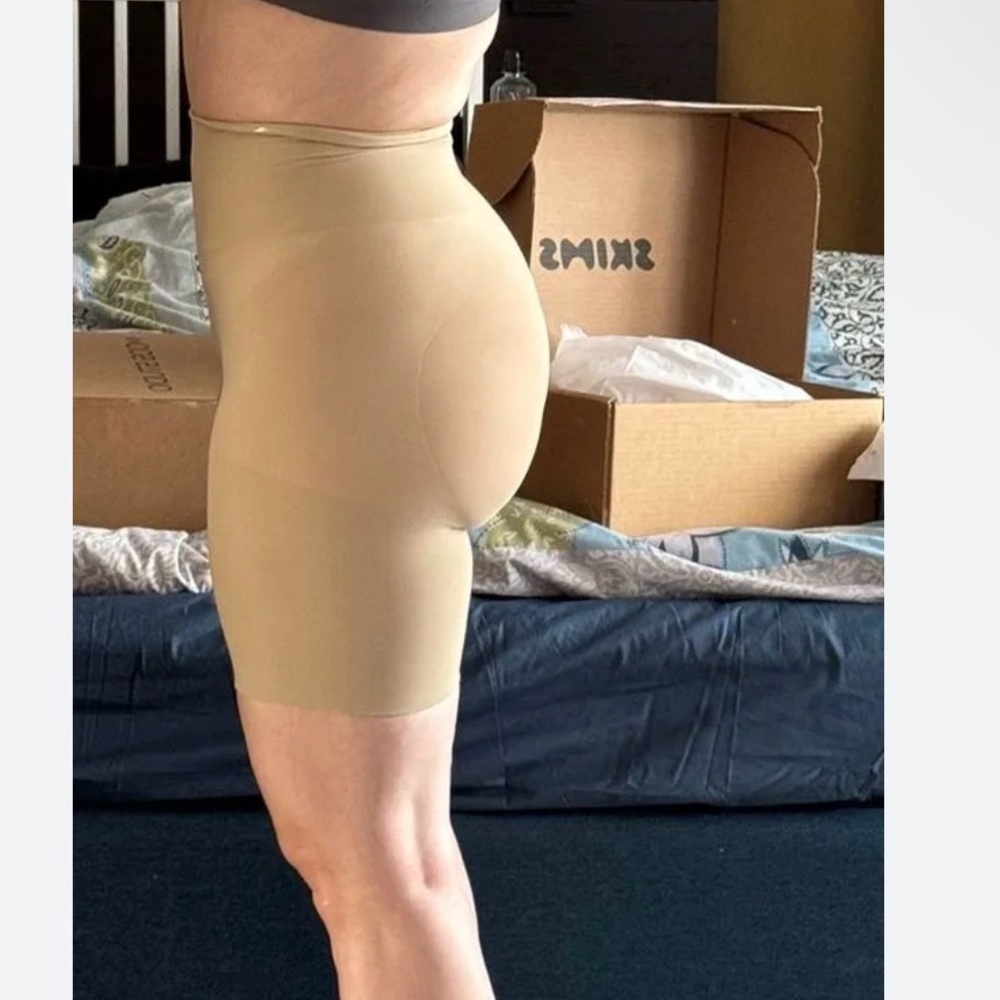 SKIMS Seamless Sculpt Mid Thigh Short XXS in Clay